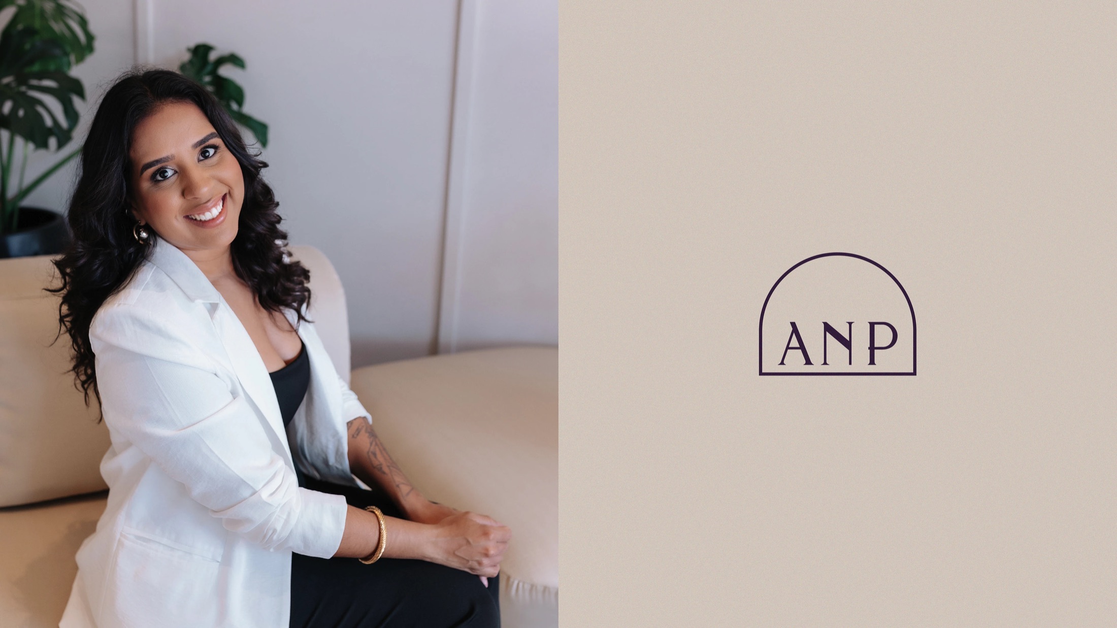 Ana Pio ao lado do monograma ANP