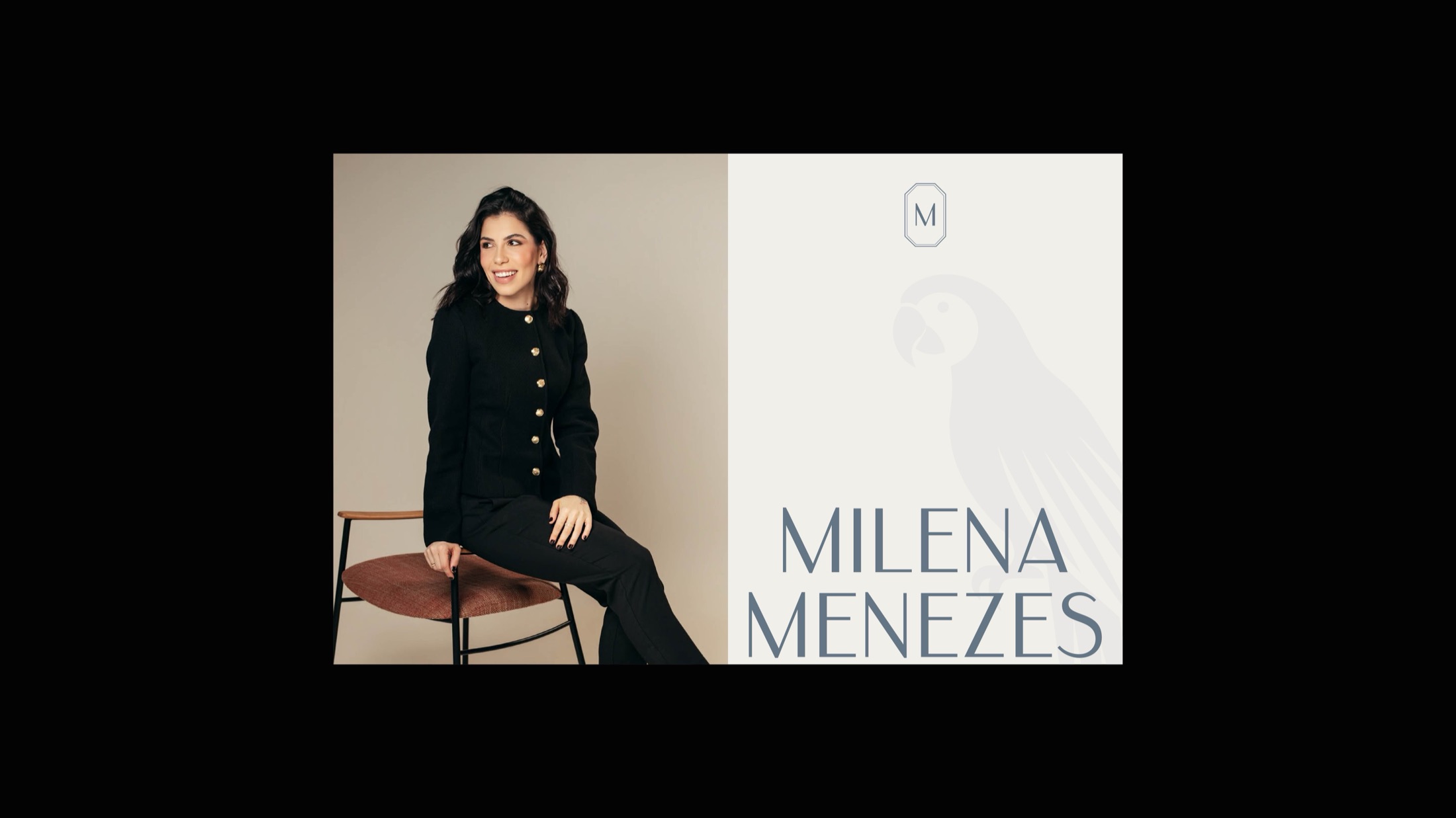 Milena Menezes ao lado do logotipo