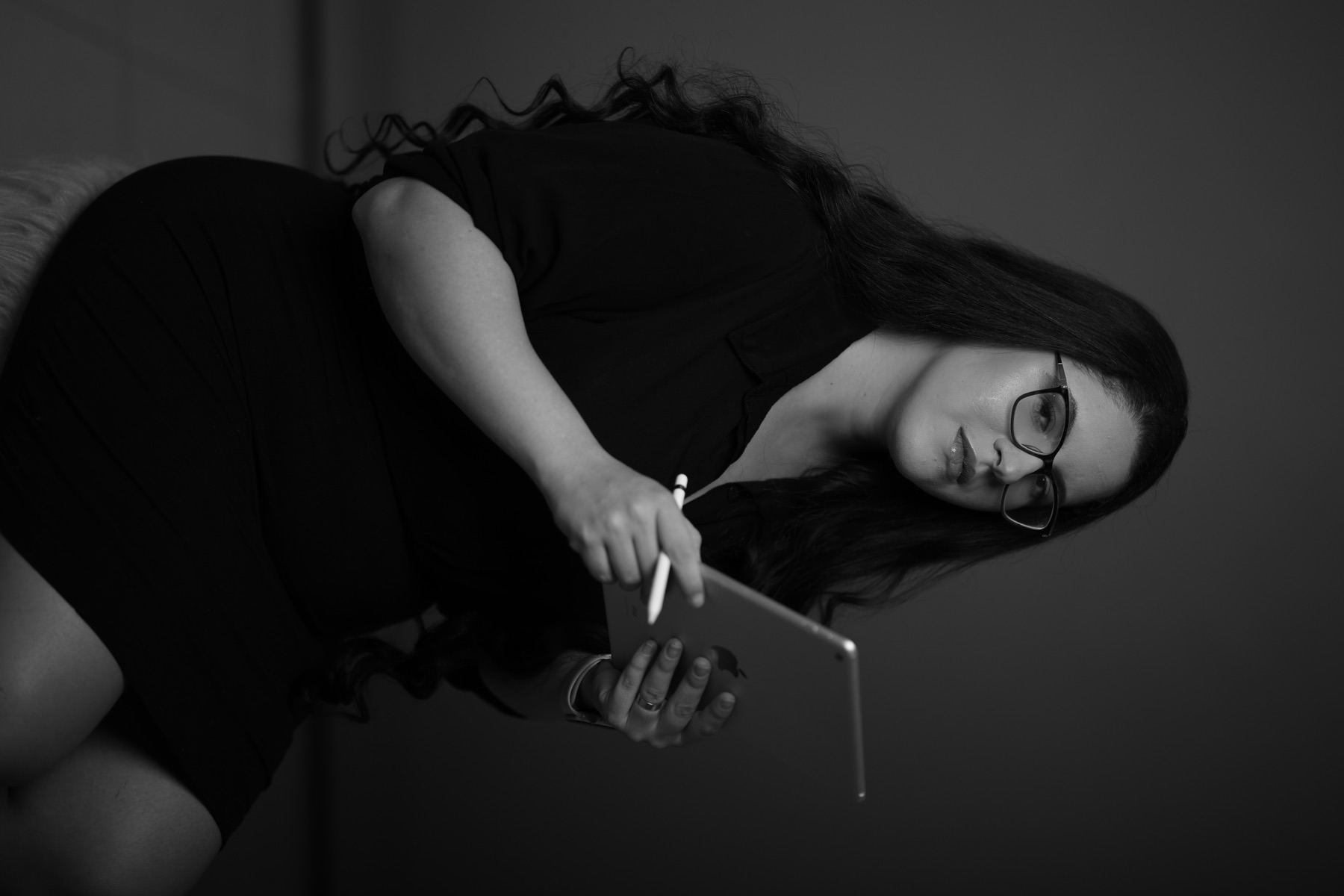 Gabriela Anício trabalhando em um tablet